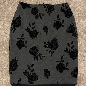 White House Black Market Dark Gray Fully Lined Velvet Rose Pencil Skirt Size 6